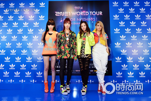 <em>韩国女子组合</em>2NE1 现身adidas Originals上海品