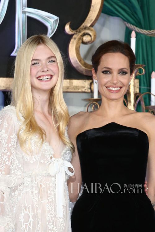 安吉丽娜·朱莉 (Angelina Jolie) 亮相《沉睡魔咒》日本首映式小黑裙:范思哲高定 (Atelier Versace)