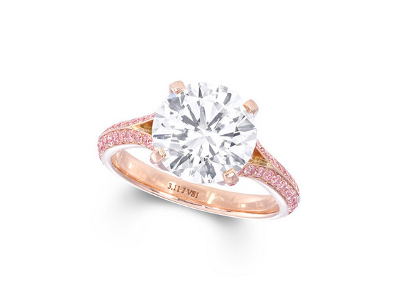 Legacy Setting - Graff 3.11 carat round diamond ring with pink diamond pave




格拉夫珠宝主席劳伦斯‧格拉夫毕生对美钻的热爱，启发格拉夫设计出独特的钻石镶嵌订婚戒指，每一款也以他多年来经手处理过的传奇名钻命名，包括Paragon、Promise、Flame、 Legacy、Star Flower和Constellation。