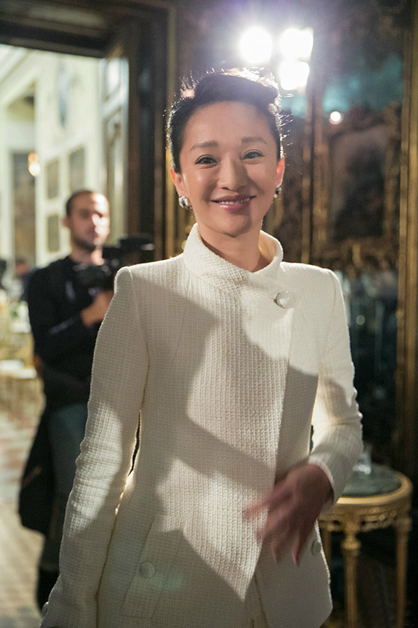 周公子柔美现身Chanel出席巴黎-萨尔茨堡高