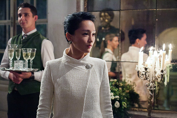 周公子柔美现身Chanel出席巴黎-萨尔茨堡高