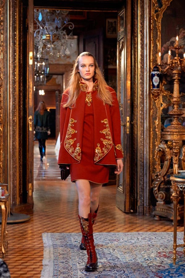 周公子柔美现身Chanel出席巴黎-萨尔茨堡高