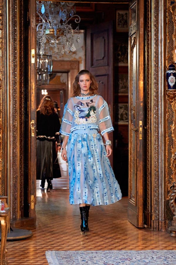 周公子柔美现身Chanel出席巴黎-萨尔茨堡高