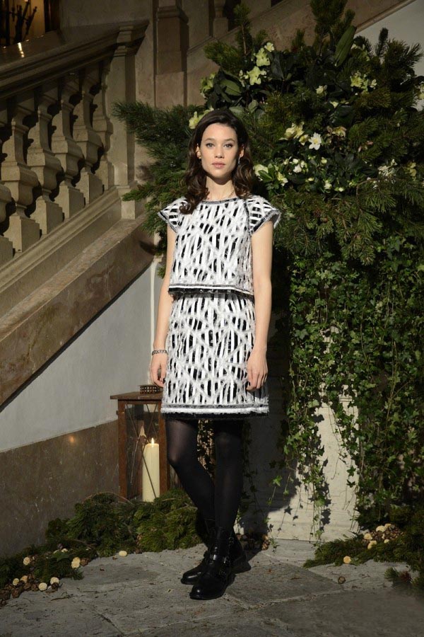 周公子柔美现身Chanel出席巴黎-萨尔茨堡高