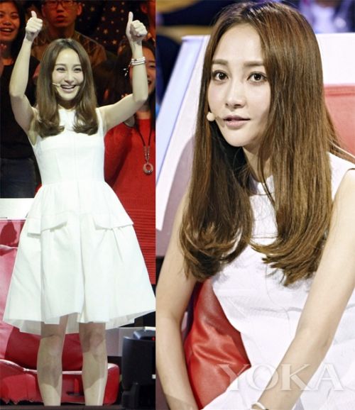 这是姚笛录制的节目现场,无论是发型还是衣着都好像是强凹状态! 这是姚笛录制的节目现场,无论是发型还是衣着都好像是强凹状态!