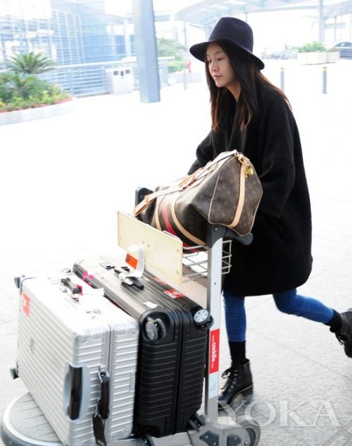 机场装备还挺潮,两只Rimowa加一个LV keepall都是炒鸡抢手的款 机场装备还挺潮,两只Rimowa加一个LV keepall都是炒鸡抢手的款