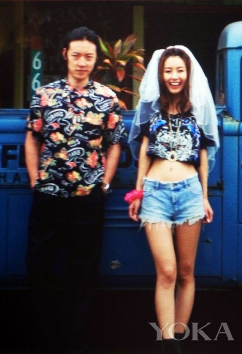 张子萱和616先生的合影,616先生还是挺帅滴,张子萱不会要学董洁吧。 张子萱和616先生的合影,616先生还是挺帅滴,张子萱不会要学董洁吧。