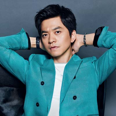 李健轻快着装 引领艺术生活