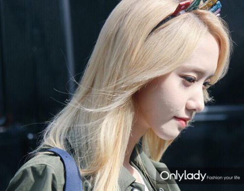 允儿金发美美哒 小清新翻转街潮少女就差一个发色