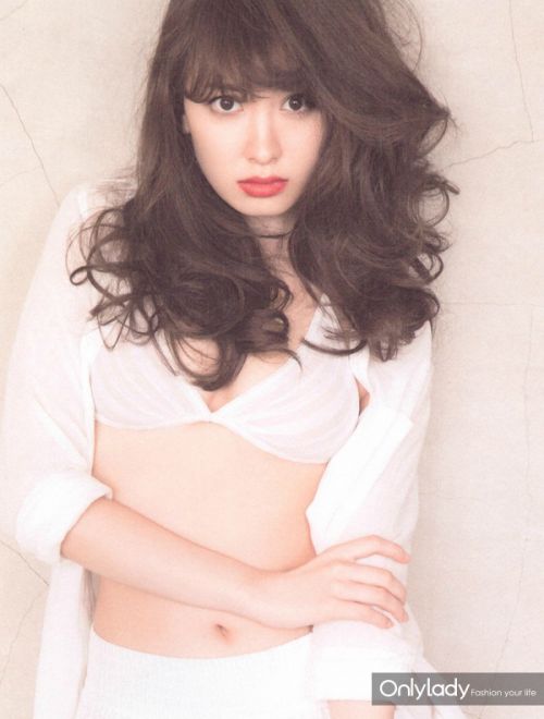 小嶋阳菜性感写真 大波浪及胸才是女人的第二张脸