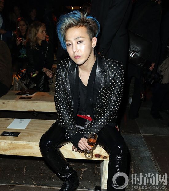 G-Dragon身着Saint Laurent