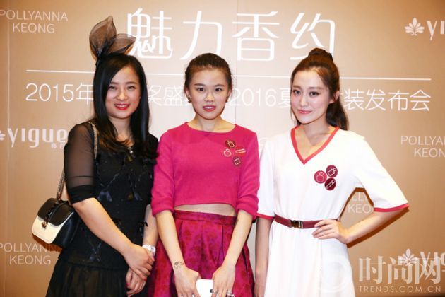 左：亦谷CEO华女士 中：PK创始人姜悦音 右：张冬（身着“香水实验室“最新系列）