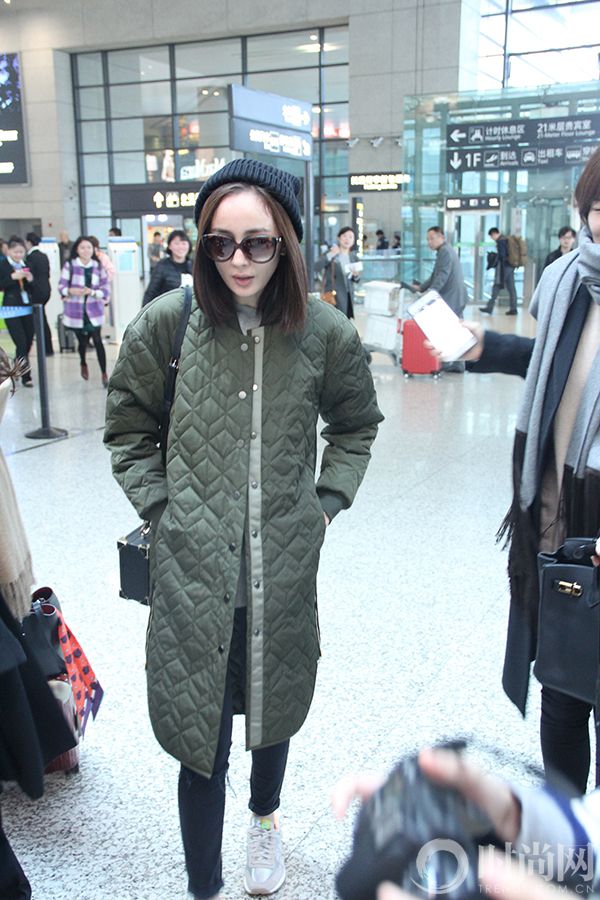 9.毛线帽+军绿色超长棉衣+LV箱型包+打底裤+Nike运动鞋