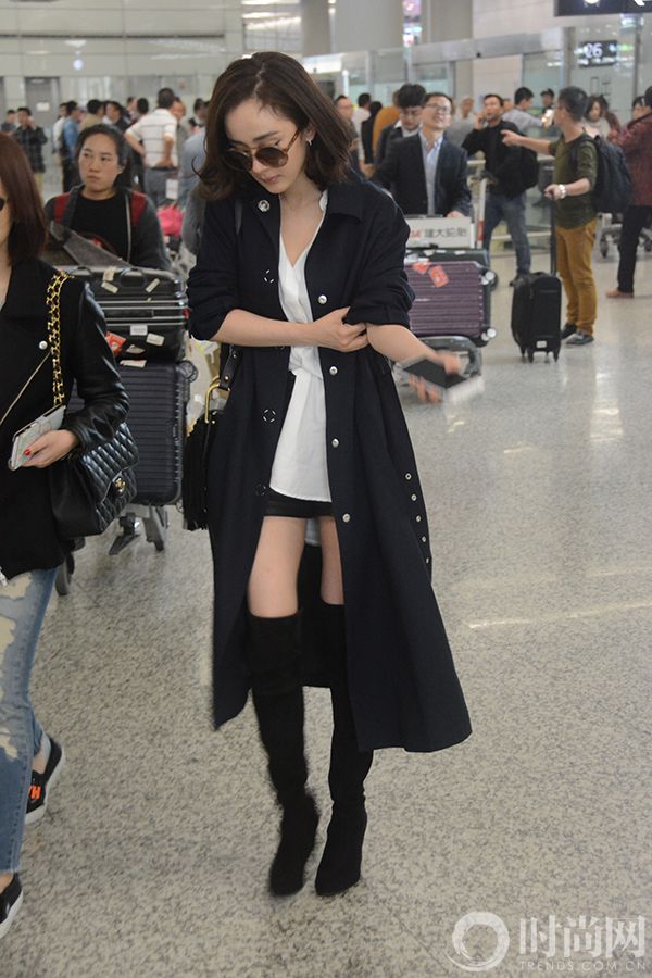 8.白衬衫+长风衣+黑色长筒靴