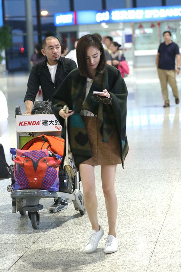 7.格纹披肩+印花T恤+铆钉单肩包+麂皮排扣A字裙+球鞋