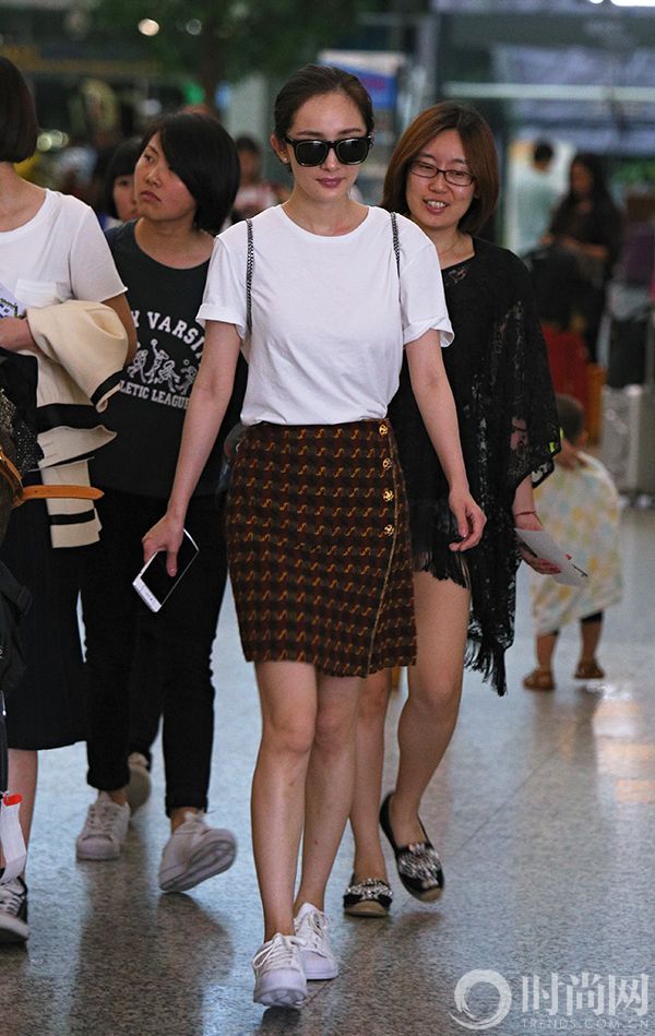 5.白T恤+红色千鸟格毛呢铅笔裙+Adidas贝壳头板鞋