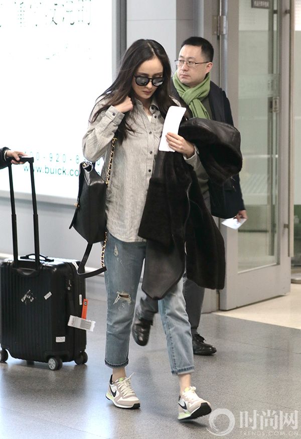 4.条纹衬衫+破洞牛仔裤+Chanel链条包+Nike拼色跑鞋