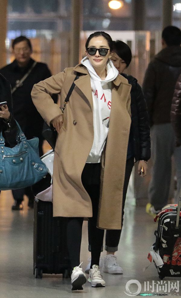 3.驼色大衣+字母图案卫衣+Chanel菱格链条包+Nike拼色波鞋