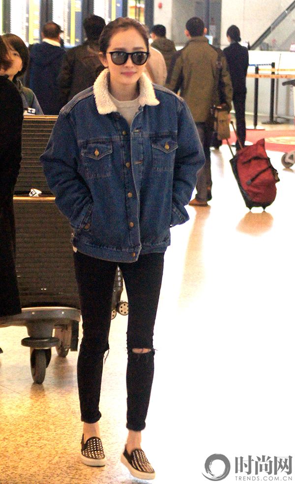 2.镜面墨镜+翻毛领牛仔夹克+打底裤+铆钉平底鞋