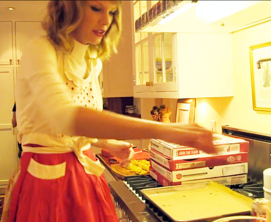 gallery_big_taylor_swift_loves_baking
