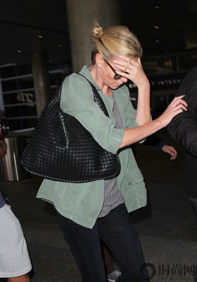 Charlize-Theron-Bottega-Veneta-Maxi-Veneta-Shoulder-Bag