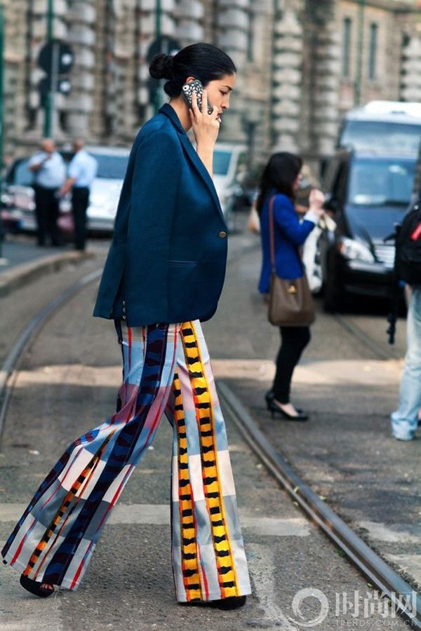 Print-Flare-Trousers-With-A-Classic-Twist-1