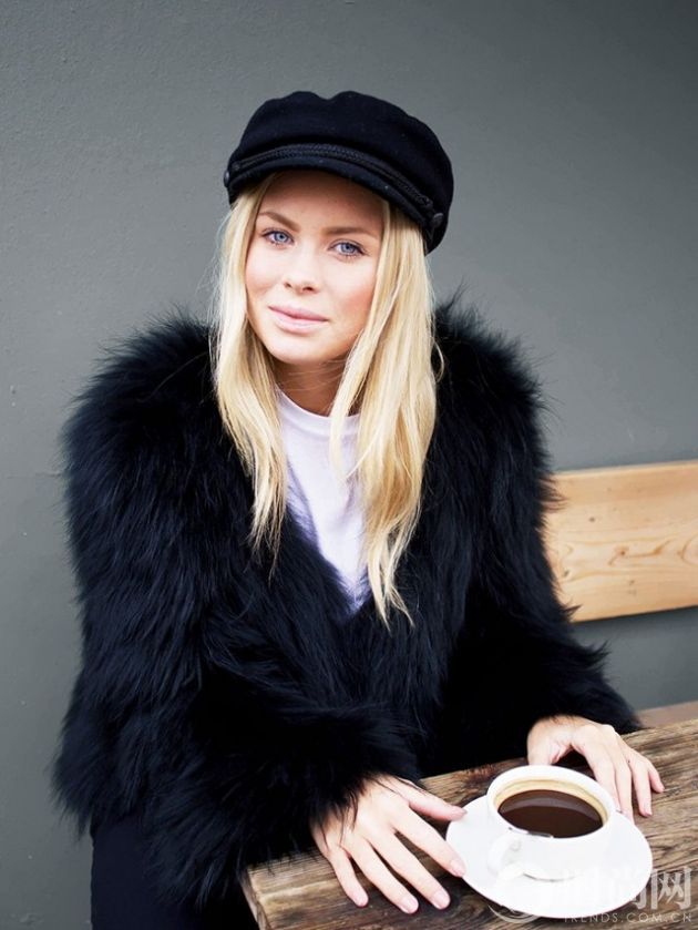 the-unexpected-accessory-every-style-blogger-is-wearing-right-now-1607094-1450881633.640x0c