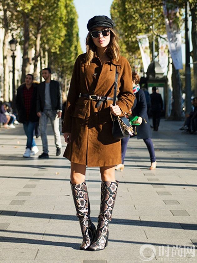 the-unexpected-accessory-every-style-blogger-is-wearing-right-now-1607134-1450883873.640x0c