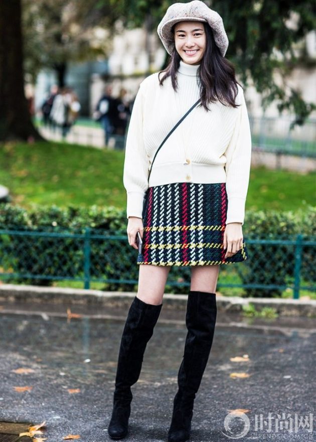 the-unexpected-accessory-every-style-blogger-is-wearing-right-now-1607098-1450882036.640x0c