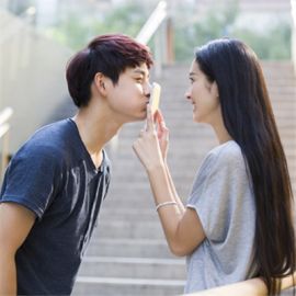 “迷你型”女生的7个魅力瞬间
