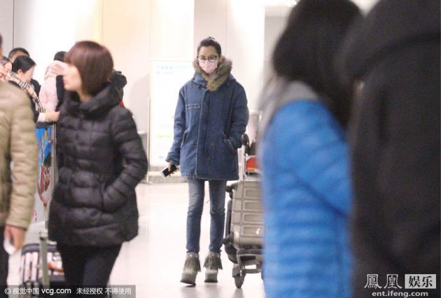 47岁许晴戴粉嫩口罩现身机场 与同行友人玩