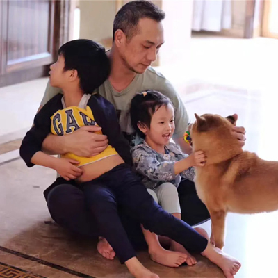 黄觉：“头部时尚博主”的猫狗宇宙 